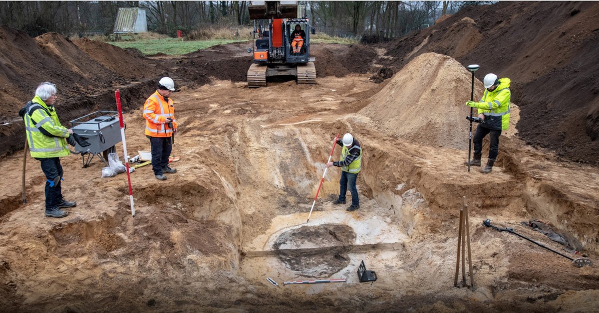 This Roman blue glass bowl has been unearthed perfectly intact (!) at an archaeological dig in Nijmegen.
destentor.nl/nijmegen/arche…
