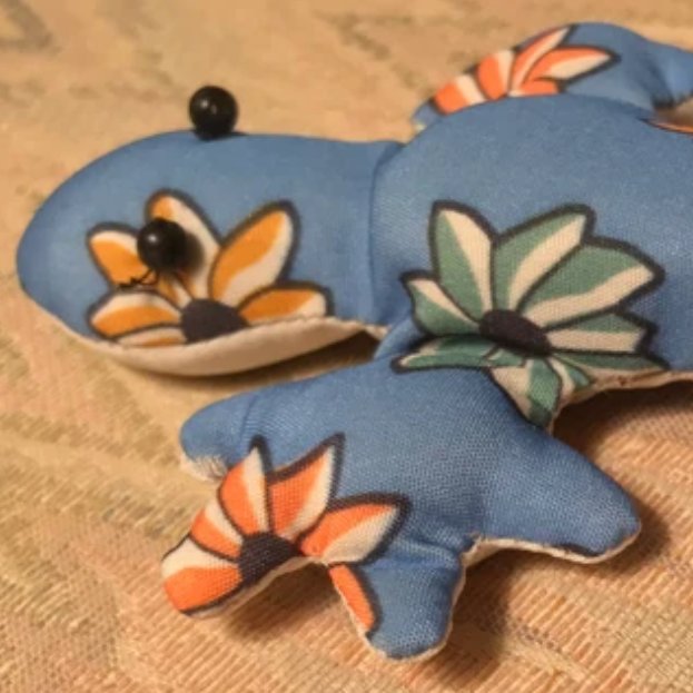 MartianHearth's tweet photo. I have another vintage toy available in my shop now! This sand filled animal toy is from the late 90s. I think this gecko is super cute, and I've seen stuffed animals like this one used as paperweights too.
https://t.co/L89kfd219o
#sandfilled #gecko #90s #vintage #stuffedtoy https://t.co/JZQcrHRlQX