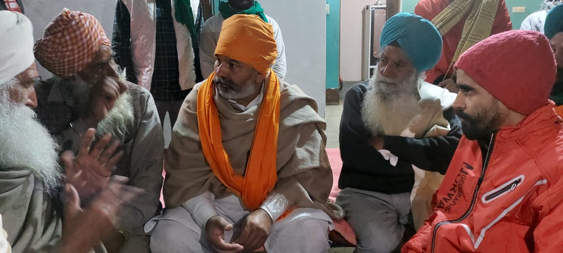 आज लखीमपुर आये और  किसानों से मिले। अधिकारियों से भी लखीमपुर कांड को लेकर बात हुई और उसके बाद उन परिवारों से मिले जिनके बच्चे जेलों में बंद है हम कल भी लखीमपुर में ही रहेंगें और किसान आंदोलन में शहीद हुऐ किसान परिवारों से भी मिलेंगे 
सरकार जल्द से जल्द अजय टेनी को बर्खाश्त  करे ।