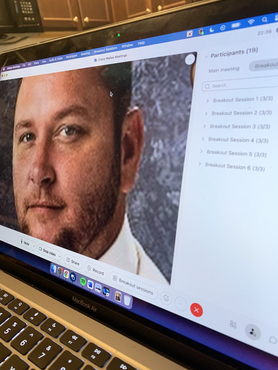 CloverTCs's tweet photo. The look your principal gives you when you send your students off to breakout sessions https://t.co/MY5wgm2xKL