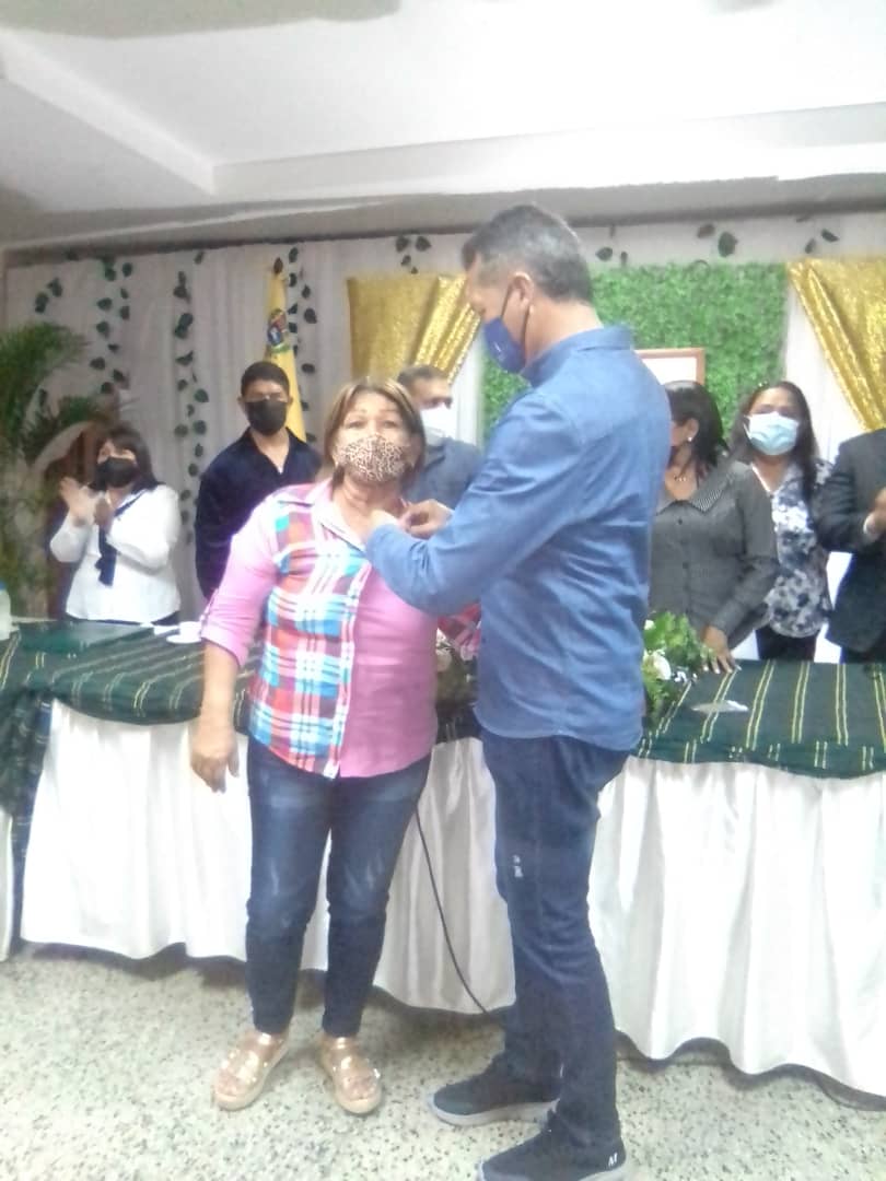 Municipioinfant's tweet photo. Jefa de la REC recibiendo Botón al mérito por parte del Prof. Luis Vicuña Director General de la Alcaldía del Municipio Leonardo Infante. @GuaricoMppe @MPPEDUCACION @GuaricoZonaEduc @MPPEDUCACION https://t.co/aFZ0olFfPL