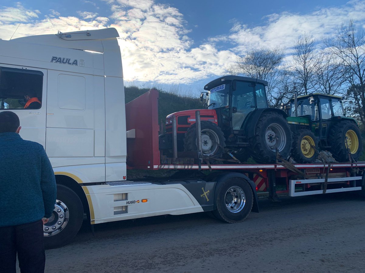 AlmaRural2021's tweet photo. 🚜Los tractores asturianos ya están cargándose en las góndolas para que este domingo estén en la manifestación en Madrid!!

¡Gracias, #AsturiasGanadera! 

#YoVoyMadrid23DeEnero
#profundamenterurales
#DefiendeTuTierraDefiendeLoTuyo
#elmundoruralnosevendesedefiende https://t.co/kJp33Srd7e