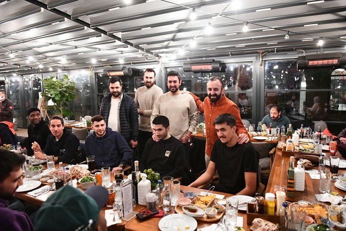 AfyonbelediyeSK's tweet photo. 🍽 Takımımız, Semt77 Yalovaspor maçı öncesinde Afyonkarahisar Big Chefs’te Kulüp Başkanımız Abdülkadir Arslan (@Abdulka44883587)  önderliğinde düzenlenen yemekte bir araya geldi. 
#AfyonBasketboluSeviyor https://t.co/T8ZHY5SVRH