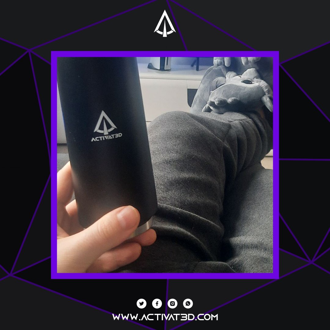 Hoch die Füße! Heute ist nicht nur Wochenende, sondern auch Welt-Jogginghosen-Tag! Habt Ihr eine Lieblingsjogginghose? Unser Team auf jeden Fall! 
​Ihre Hosen hier zur Verfügung gestellt haben:
​@Jeylattv
​@tiiminator
​@AeffchenTV