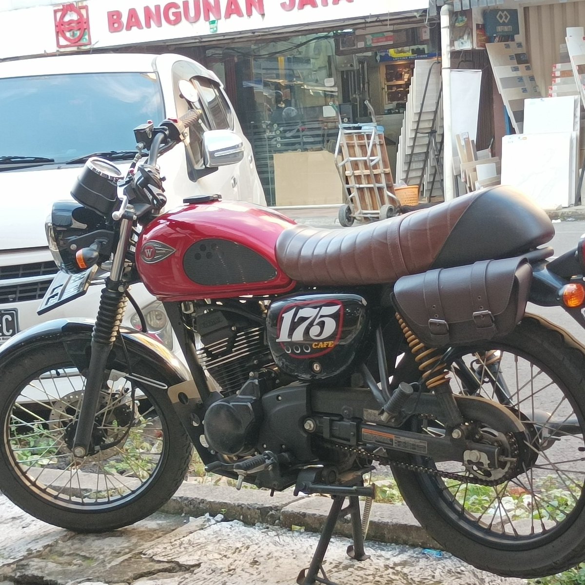 atepsh95's tweet photo. #FotoProfilBaru #w175 #w175Indonesia #KawasakiW175 https://t.co/Bf3sY6bKhA