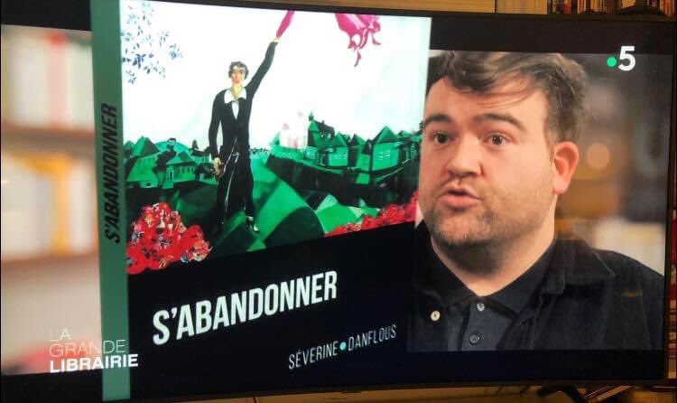 ecrirelafaim1's tweet photo. « S’abandonner » à la Grande Librairie, je ne devrais pas le dire mais je suis tellement heureuse de voir ce roman vivre sa vie, plus de neuf mois après sa parution. #marestediteur #severinedanflous #librairielimpromptu Merci Jeremy, merci, et merci à Pierre-Julien. https://t.co/OEr7MtiNeR