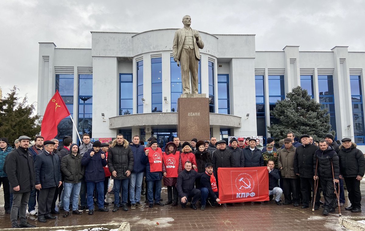 NOsadchiy's tweet photo. #Краснодар, 21 января. Активисты #КПРФ и других лево-патриотических сил почтили память основателя #РСФСР, #СССР и #Компартии В.И.#Ленина. Были вручены партийные билеты и возложены цветы к памятникам у ДК железнодорожников и в Вишняковском сквере. https://t.co/MXm3O7mwba