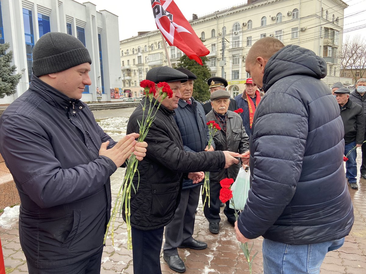 NOsadchiy's tweet photo. #Краснодар, 21 января. Активисты #КПРФ и других лево-патриотических сил почтили память основателя #РСФСР, #СССР и #Компартии В.И.#Ленина. Были вручены партийные билеты и возложены цветы к памятникам у ДК железнодорожников и в Вишняковском сквере. https://t.co/MXm3O7mwba