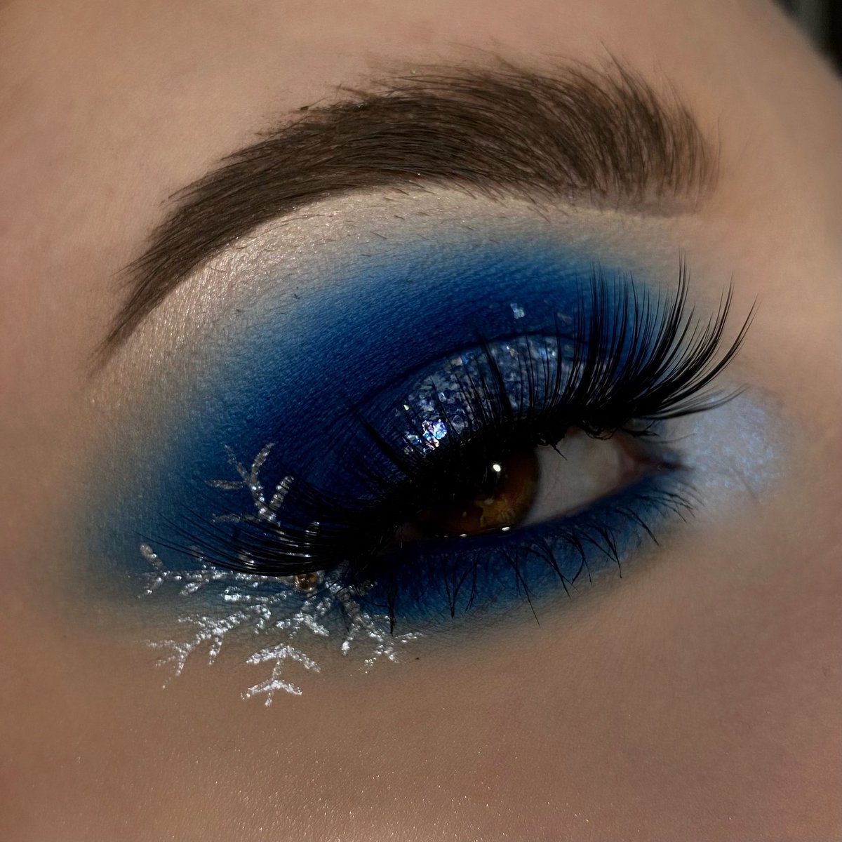 michelles_art_'s tweet photo. ❄️ 𝒮𝓃𝑜𝓌𝒻𝓁𝒶𝓀𝑒 ❄️

Inspo: @krawallbambi 💗

Details on IG: michelles.artistry ❤️

@ColourPopCo @ABHcosmetics @elfcosmetics https://t.co/PztEWkY4m5