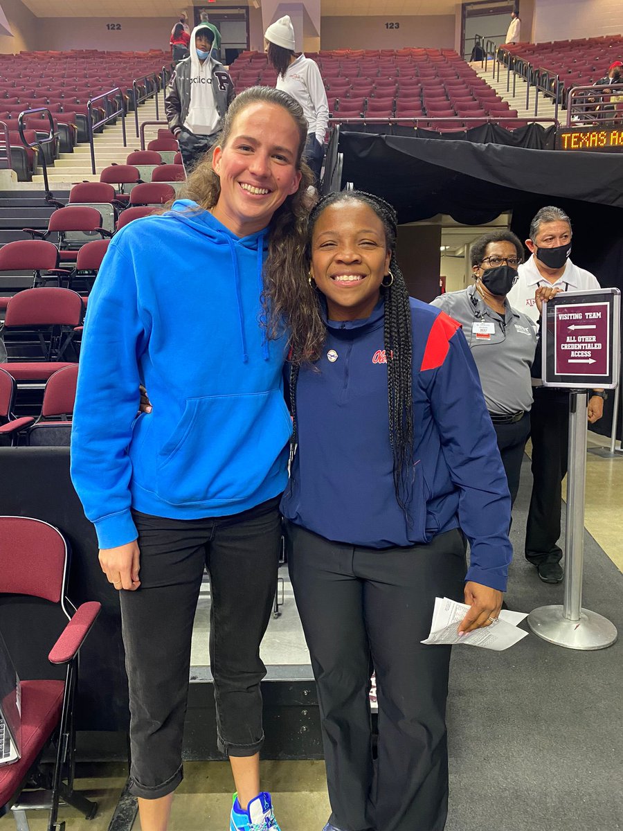 YolettMcCuin's tweet photo. What a blessing to have Olympic Swimmer Joanna Evans in our presence! Fun fact: she’s from the Bahamas 🇧🇸 and her mom was my High School English teacher! So proud of Joanna and humbled that she came from Austin to support! 242 to the 🌍 https://t.co/iBttGpvEWb