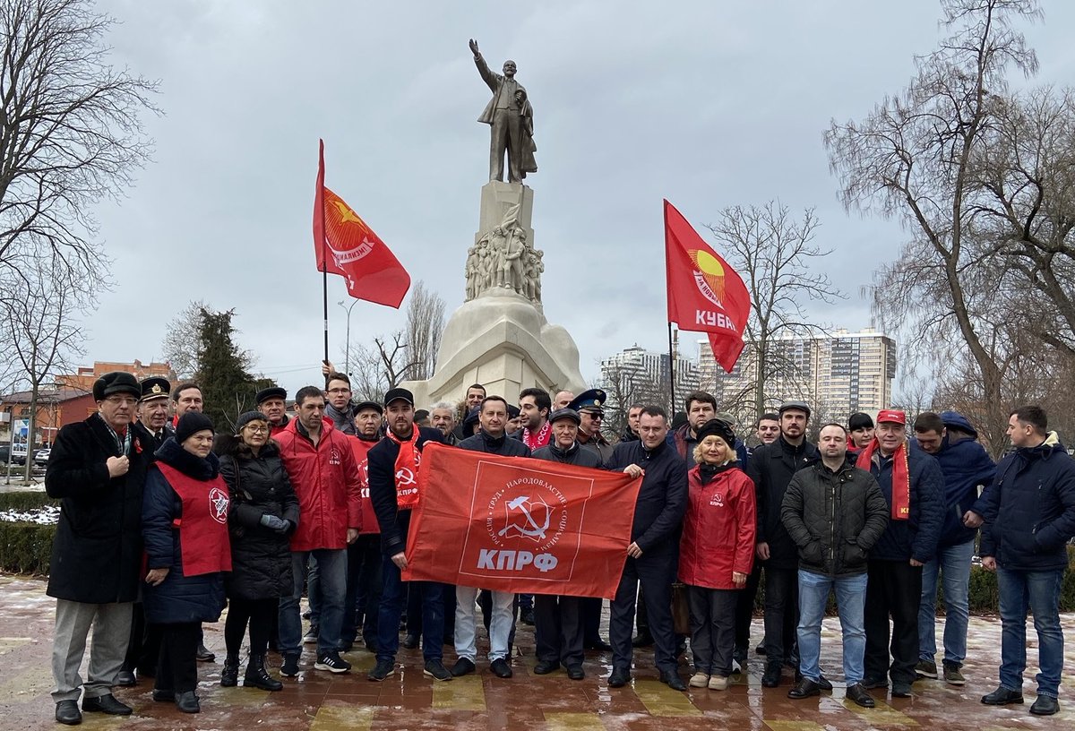 NOsadchiy's tweet photo. #Краснодар, 21 января. Активисты #КПРФ и других лево-патриотических сил почтили память основателя #РСФСР, #СССР и #Компартии В.И.#Ленина. Были вручены партийные билеты и возложены цветы к памятникам у ДК железнодорожников и в Вишняковском сквере. https://t.co/MXm3O7mwba