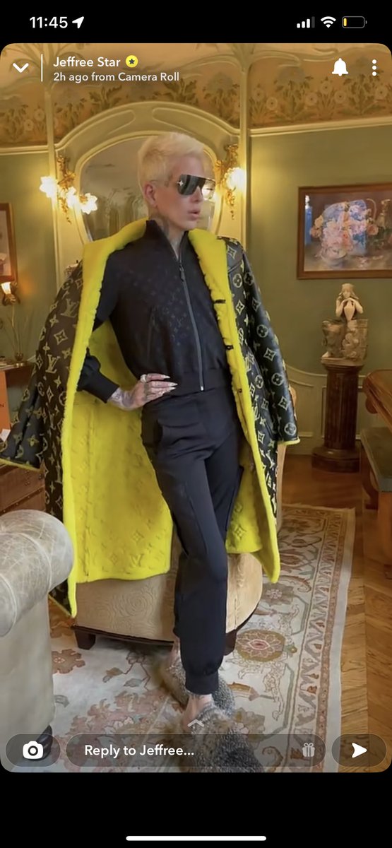 HintonJordan's tweet photo. @LouisVuitton  @JeffreeStar  I’m dying over this black track suit. It’s absolutely stunning🤤. Send me one 😘 https://t.co/1Hs8VSL4BO