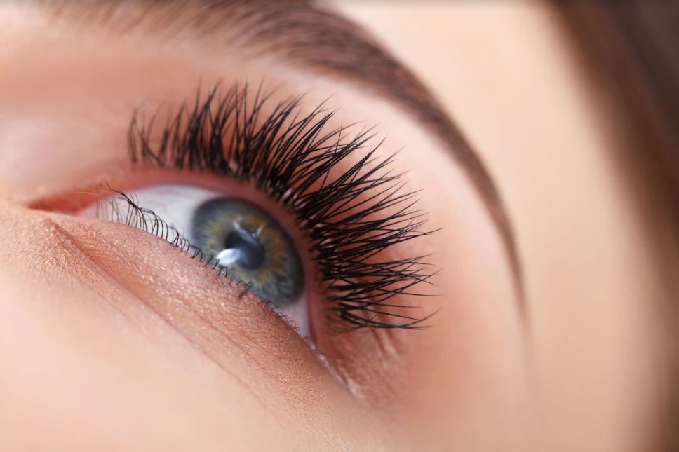 A natural or a dramatic curl—what's your choice of lash lift? We want to know!