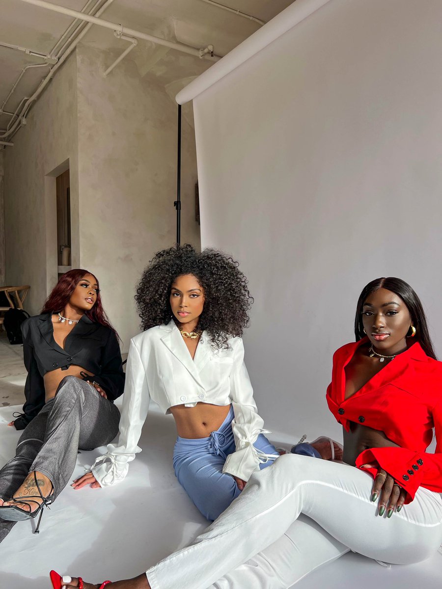 PINKPLASTICBABE's tweet photo. I’ll take every color of this pants 🥵 https://t.co/6evt8jXhHh
