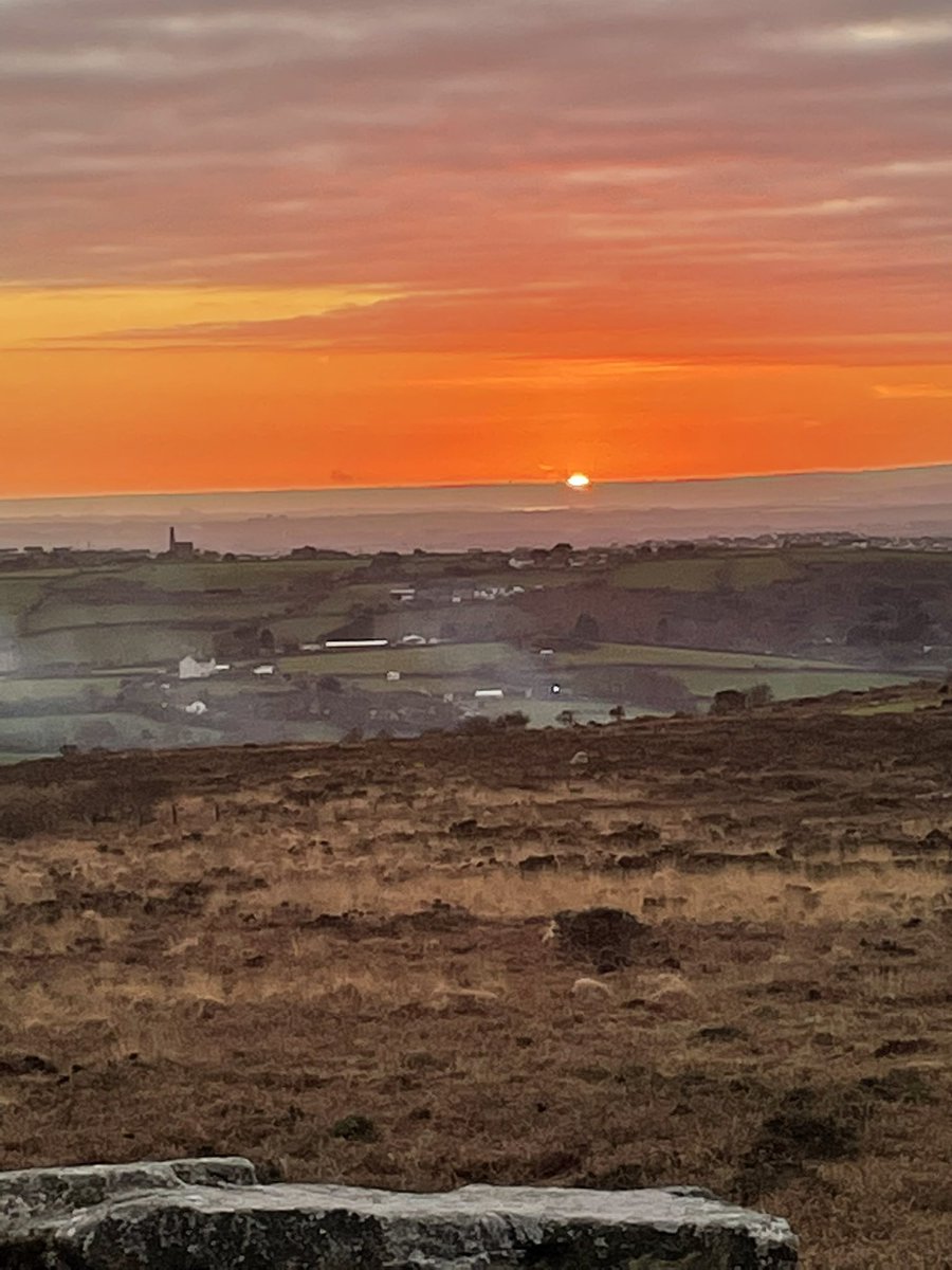 Watching the world go by. A beautiful sunset and peaceful. #carnbrea #cornwall #cornishsunset @BBCCornwall @dundonradio @beauty_cornwall @StormHour @metoffice