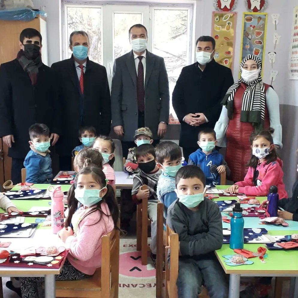 TCKarpuzlu's tweet photo. Kaymakamımız Sayın Musa AYYILDIZ, İlçe Milli Eğitim Müdürü Sayın Cemal AĞIROL, Şube Müdürü Bahayettin TÖR ve Okul Müdürü Murat KAYA ile birlikte Tekeler İlkokulunda karne dağıtım törenine katıldı.Ögrencilerimizi başarılarından dolayı tebrik ederek, iyi tatiller diledi. https://t.co/PwhwtulggI