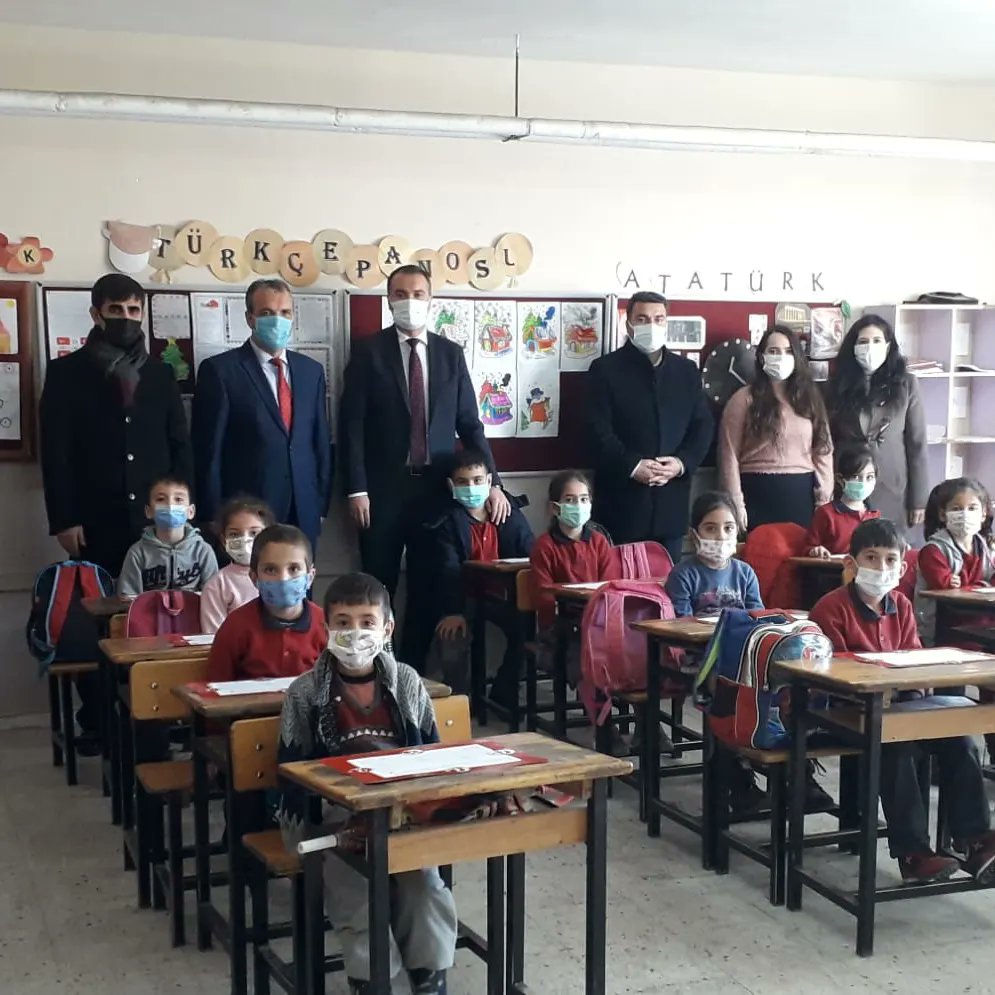TCKarpuzlu's tweet photo. Kaymakamımız Sayın Musa AYYILDIZ, İlçe Milli Eğitim Müdürü Sayın Cemal AĞIROL, Şube Müdürü Bahayettin TÖR ve Okul Müdürü Murat KAYA ile birlikte Tekeler İlkokulunda karne dağıtım törenine katıldı.Ögrencilerimizi başarılarından dolayı tebrik ederek, iyi tatiller diledi. https://t.co/PwhwtulggI