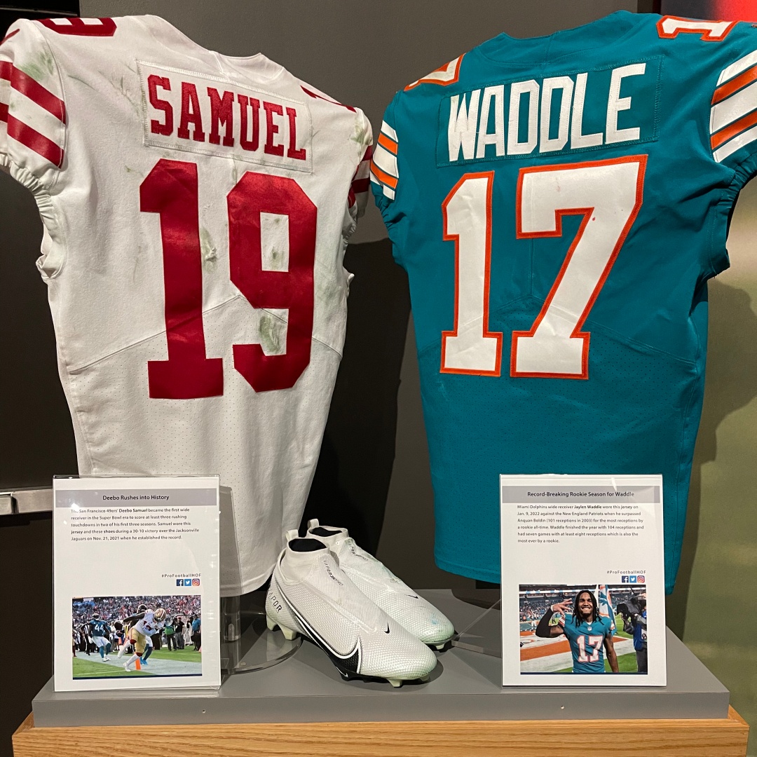 ProFootballHOF's tweet photo. 🏈 New Artifact Alert:  @D1__JW's jersey from Week 18 when he surpassed Anquan Boldin for the most receptions by a rookie. Waddle finished the season with 104 receptions.

More on this item on display in Canton: https://t.co/4EXgTxfM3C

@MiamiDolphins | #FinsUp https://t.co/YWJBv73ioq