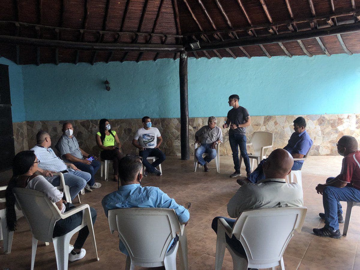 VictorVelasqzAD's tweet photo. #21Ene| En reunión con parte de la estructura de @adgomez_ne planificando el proceso de reorganización y reagrupación de toda la maquinaria #ADeca en el municipio Gómez. Prepararemos una fuerte estructura partidista para seguir de frente y sin miedo la lucha contra el régimen! https://t.co/XC5zr6tuRY