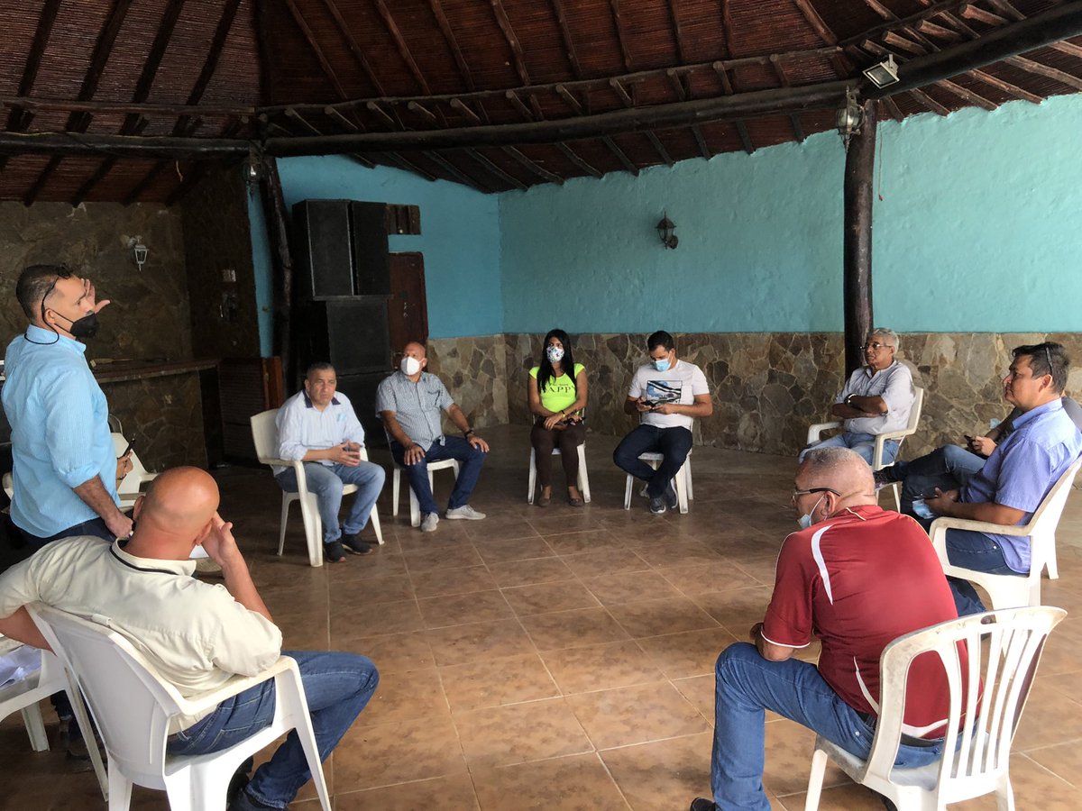 VictorVelasqzAD's tweet photo. #21Ene| En reunión con parte de la estructura de @adgomez_ne planificando el proceso de reorganización y reagrupación de toda la maquinaria #ADeca en el municipio Gómez. Prepararemos una fuerte estructura partidista para seguir de frente y sin miedo la lucha contra el régimen! https://t.co/XC5zr6tuRY