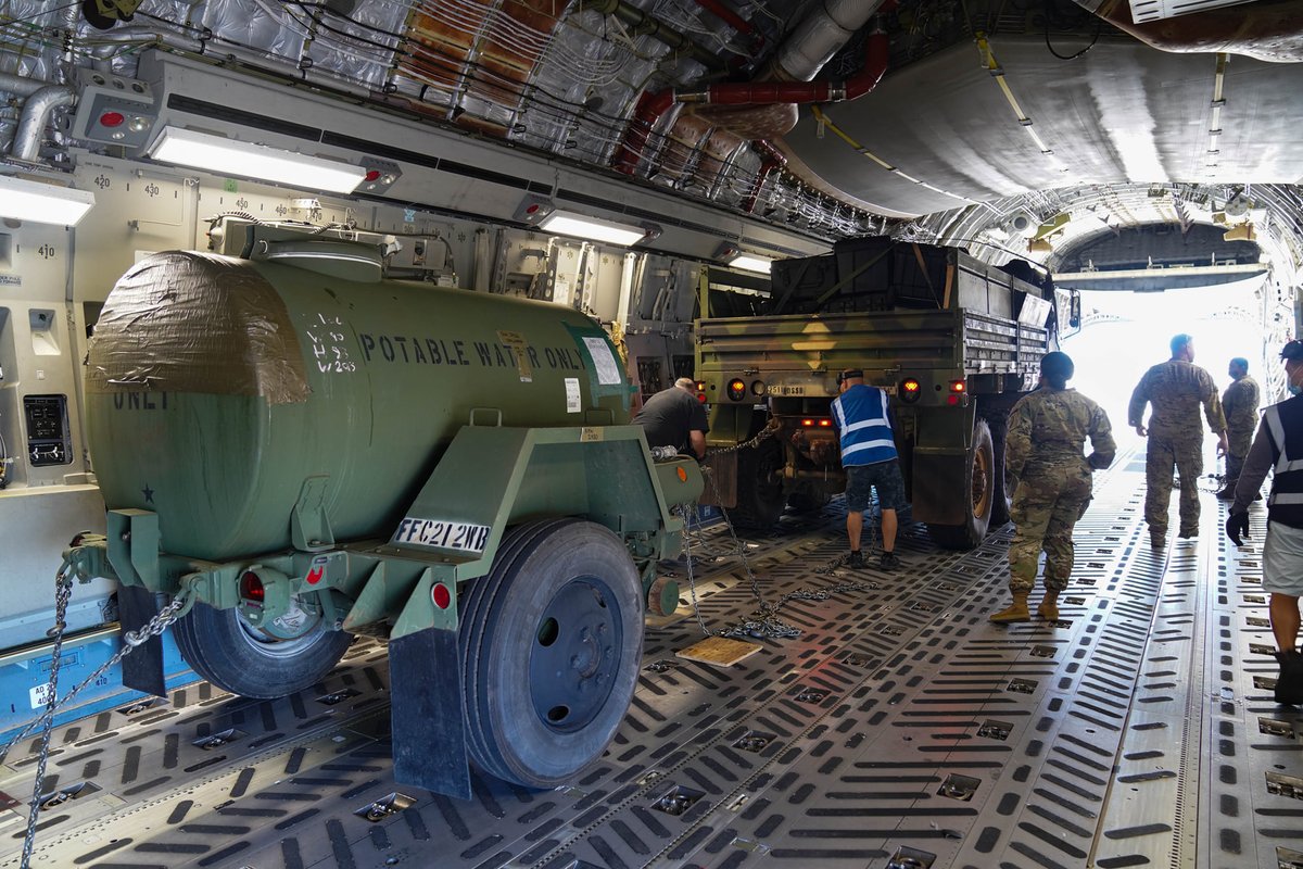 JointBasePHH's tweet image. #OperationPiko 1.12.22  | Lightning Support Soldiers coordinated with the  #535thAirliftSqadronTigers to airlift vehicles and equipment to the Pohakuloa Training Area on the Big Island.  #LightningSupport #OneTeamOneFight @25thID  @usairforce @USARPAC 

facebook.com/25thIDSustainm…