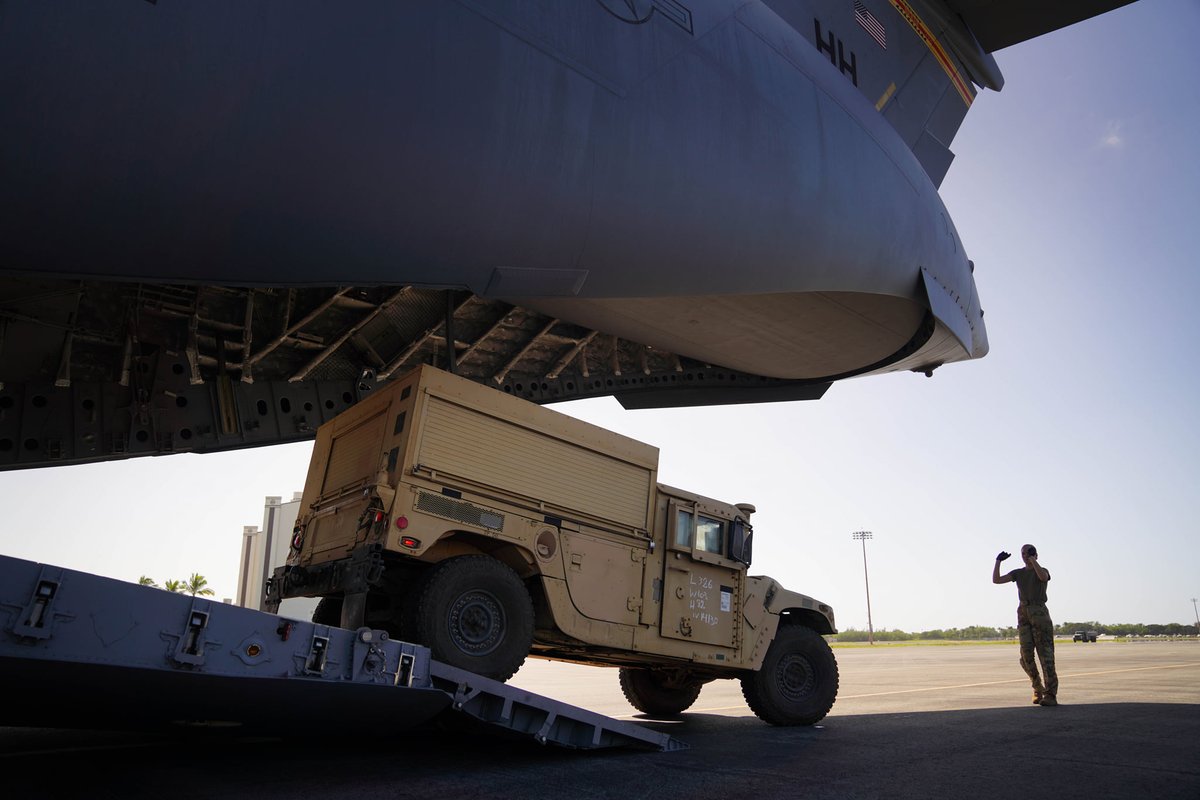 JointBasePHH's tweet image. #OperationPiko 1.12.22  | Lightning Support Soldiers coordinated with the  #535thAirliftSqadronTigers to airlift vehicles and equipment to the Pohakuloa Training Area on the Big Island.  #LightningSupport #OneTeamOneFight @25thID  @usairforce @USARPAC 

facebook.com/25thIDSustainm…