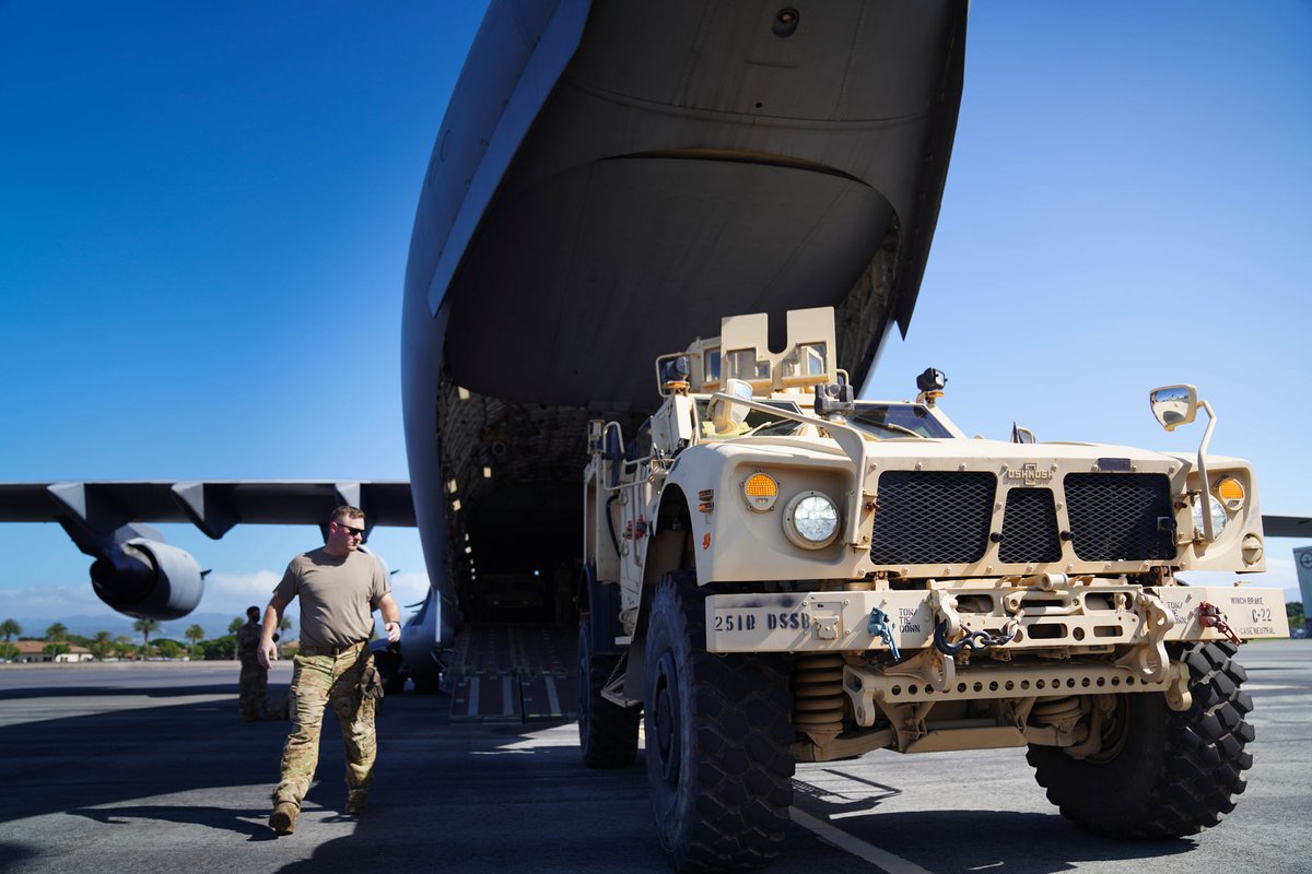 JointBasePHH's tweet image. #OperationPiko 1.12.22  | Lightning Support Soldiers coordinated with the  #535thAirliftSqadronTigers to airlift vehicles and equipment to the Pohakuloa Training Area on the Big Island.  #LightningSupport #OneTeamOneFight @25thID  @usairforce @USARPAC 

facebook.com/25thIDSustainm…