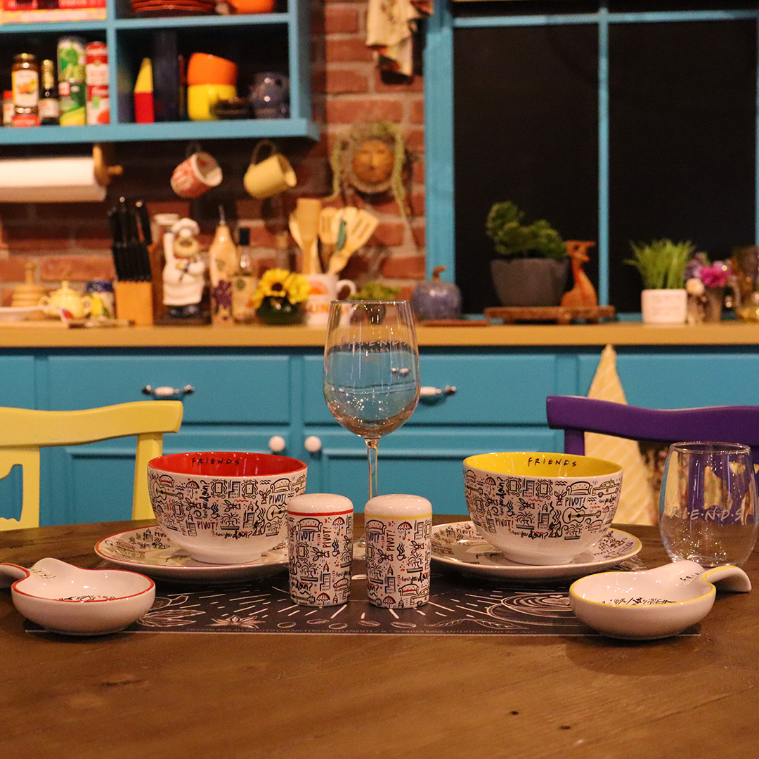 FriendsTV's tweet photo. Shop for #FRIENDS merchandise at the new @wbtourhollywood online store, offering exclusive gifts and souvenirs not found anywhere else. #WBTourHollywood https://t.co/AfOqxlyZpv https://t.co/sCUzsDk278