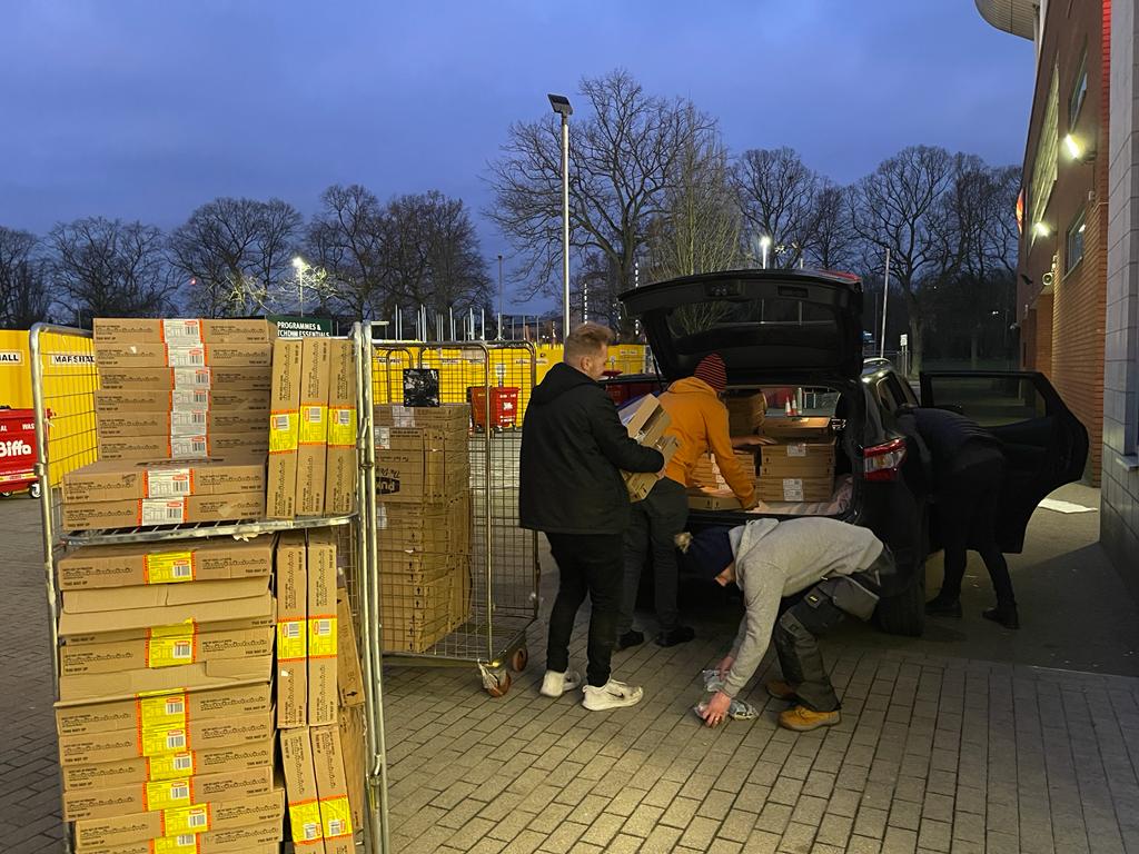 LeicesterTigers's tweet image. With tomorrow's fixture cancelled, Welford has made sure our matchday food supplies don't go to waste!

Our thoughtful mascot, with help from the Tigers Foundation and stadium caterers Levy, has donated the food to the New Parks Community Mission. 

#TigersFamily 🐯
