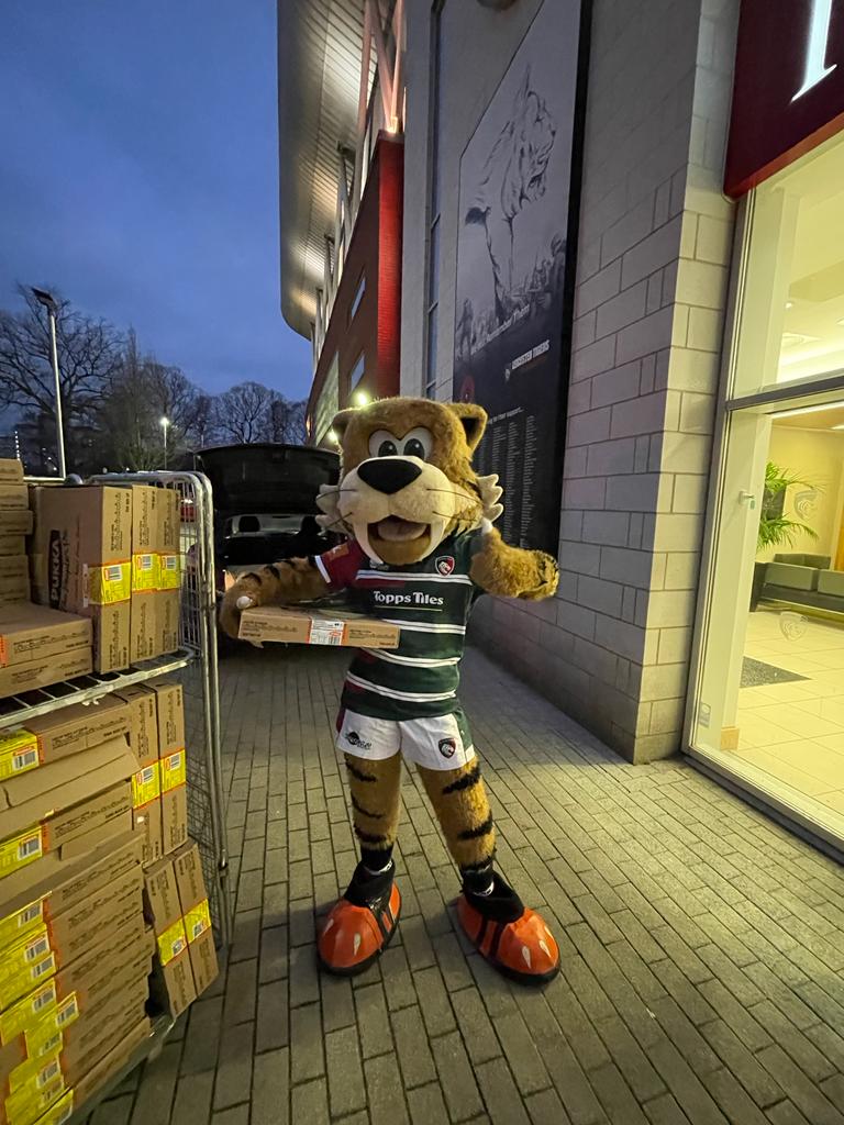 LeicesterTigers's tweet image. With tomorrow's fixture cancelled, Welford has made sure our matchday food supplies don't go to waste!

Our thoughtful mascot, with help from the Tigers Foundation and stadium caterers Levy, has donated the food to the New Parks Community Mission. 

#TigersFamily 🐯