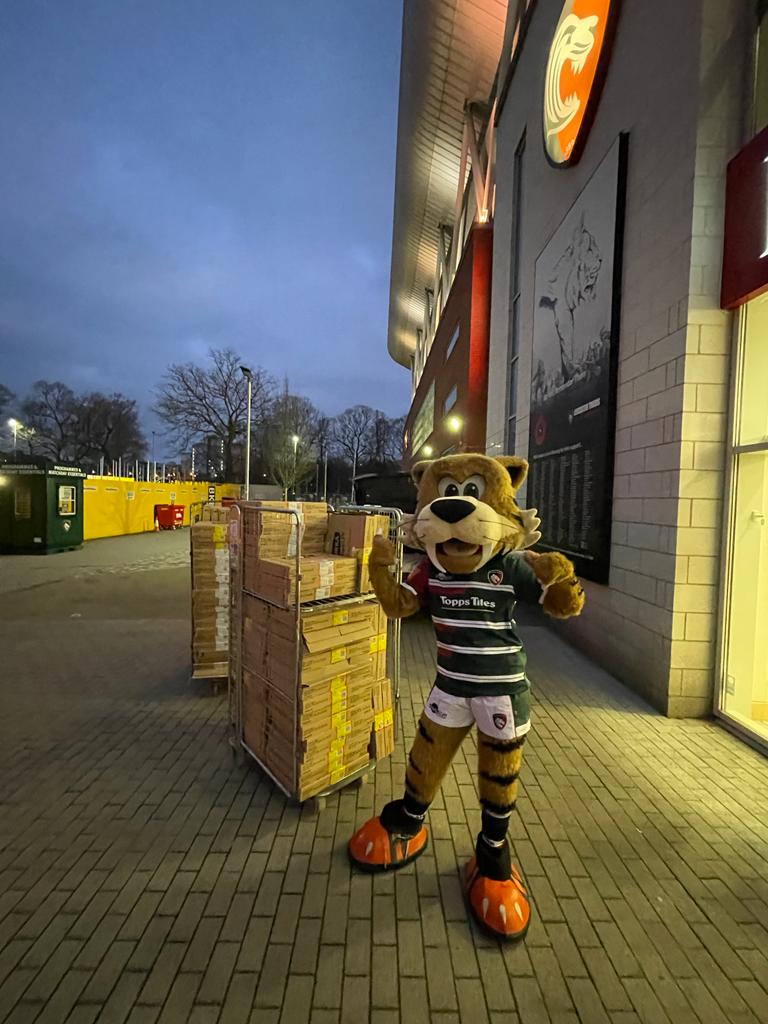 LeicesterTigers's tweet image. With tomorrow's fixture cancelled, Welford has made sure our matchday food supplies don't go to waste!

Our thoughtful mascot, with help from the Tigers Foundation and stadium caterers Levy, has donated the food to the New Parks Community Mission. 

#TigersFamily 🐯