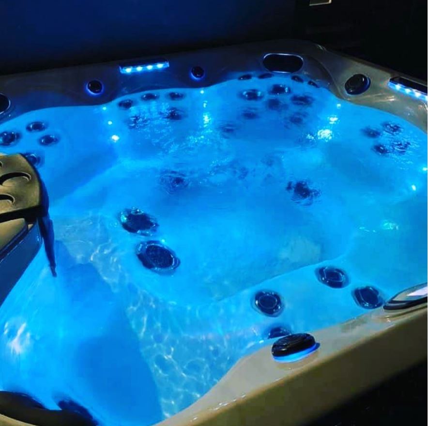FWConventionCtr's tweet photo. Texans, why not warm up in the winter, cool off in the summer with your own swim spa? We have an exhibit hall full of 'em here this weekend at the Spa & Swim Blowout 2022. #hottubtime #bubblesbubblesbubbles #musclerecovery #waterjets #recreationaltherapy https://t.co/Xw6G5Xbt0M