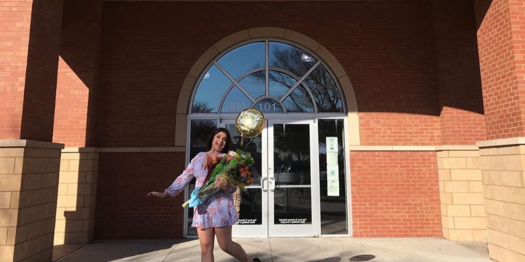 PMTSArlington's tweet photo. Where you are a year from now is a reflection of the choices you make prior. ✂️🎓@ texan_mami (IG) made a decision to pursue an education in Cosmetology. 🖤Last week they clocked their final hour! Let's show them some love! 🎓🎉

Learn more at ➡️https://t.co/JG0BV3k6LZ https://t.co/Pydw7SeIik