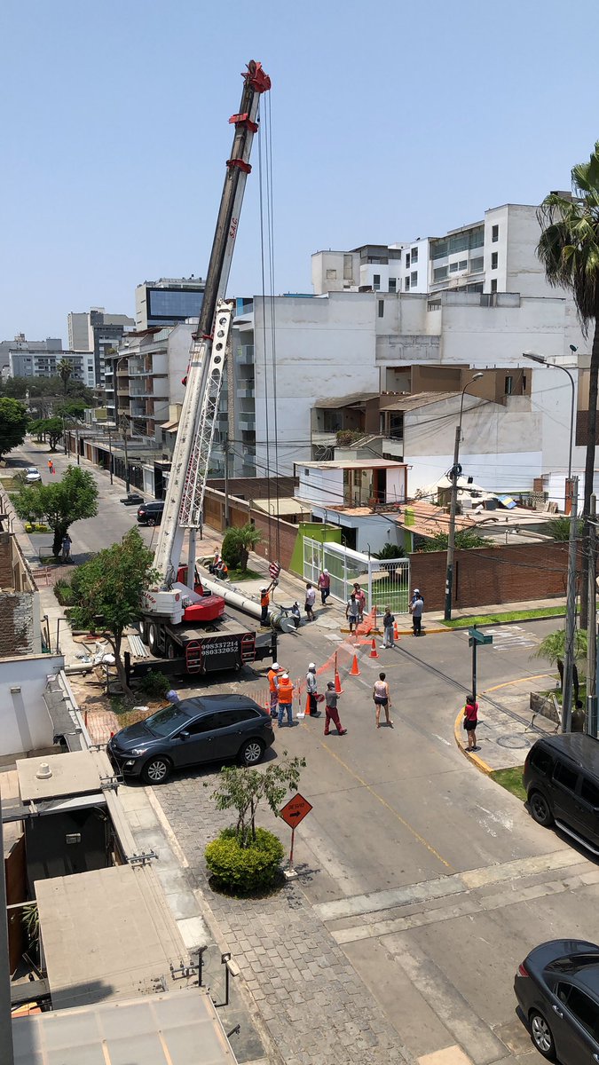 fiorellaaah's tweet photo. la @MuniLima ha autorizado la instalacion de una antena de telecomunicaciones en un pasaje entre un edificio y una casa en surco. los vecinos no hemos sido informados @Latina_pe @noticiAmerica @canalN_ https://t.co/mEszAyQz1j