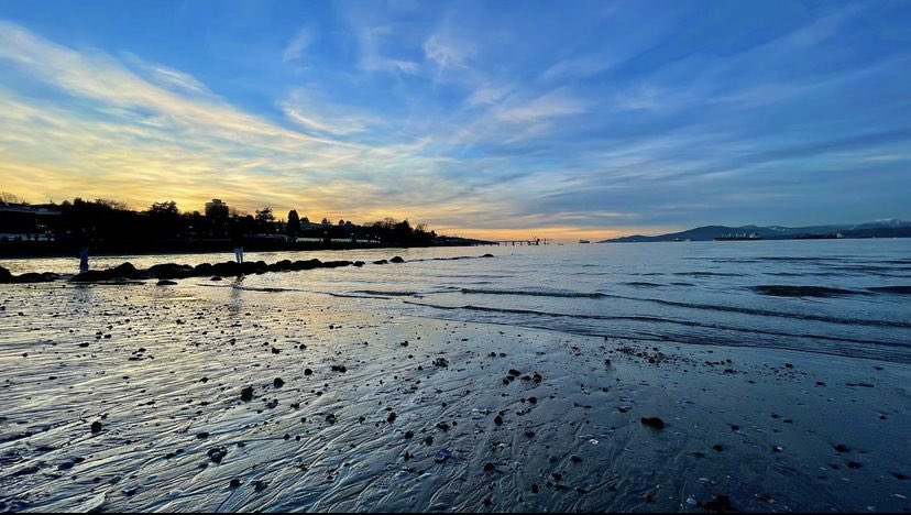 FraserRivKeeper's tweet photo. This #FRKFeatureFriday we’re sharing an awesome collection of photos of #Kitsilano #Beach at sunset!
“Enjoying a Sunny Sunday Sunset at Kits Beach🌅🥶❄️😎”
Make sure to tag your water photos with #FRKFeatureFriday for a chance to be featured!
📷: elvira, Instagram https://t.co/MEHHKsAk8R