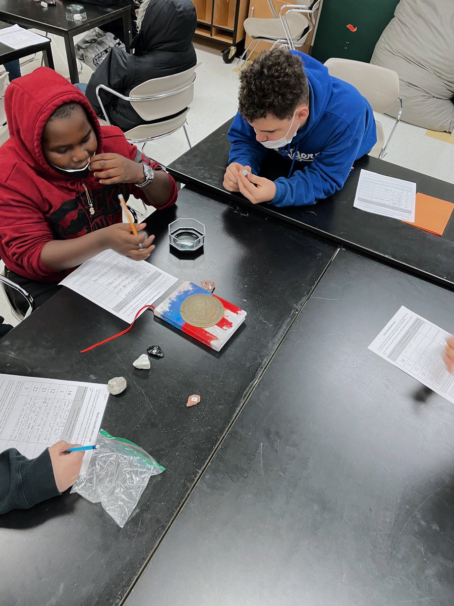 miss_dougan's tweet photo. what better way to end a unit than with a lab?! Love watching science come to life for these kiddos, this week they got to be geologists and classify rocks! @CCMMSRedwolves #OurDen https://t.co/eWLgogLXbQ