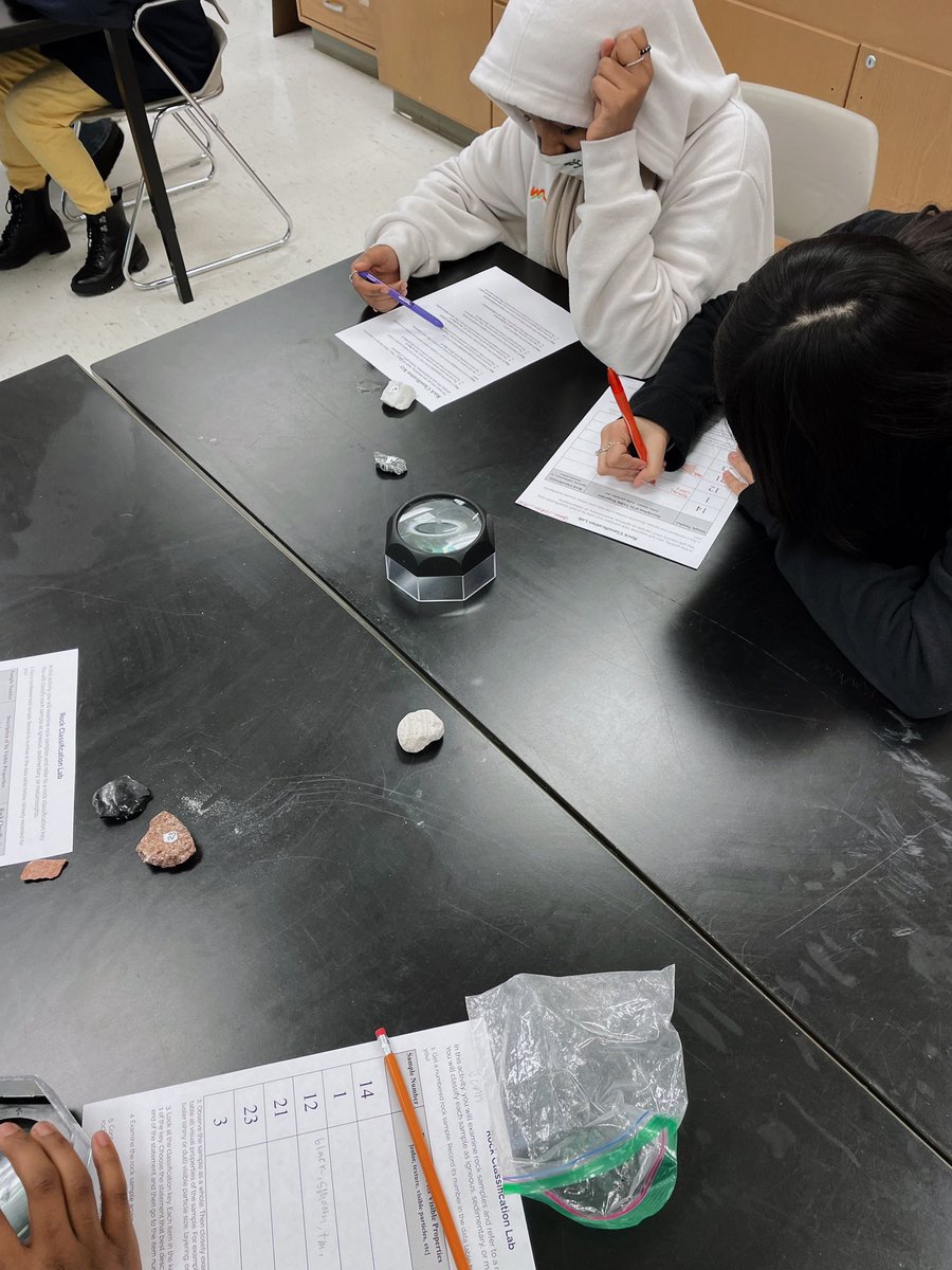 miss_dougan's tweet photo. what better way to end a unit than with a lab?! Love watching science come to life for these kiddos, this week they got to be geologists and classify rocks! @CCMMSRedwolves #OurDen https://t.co/eWLgogLXbQ