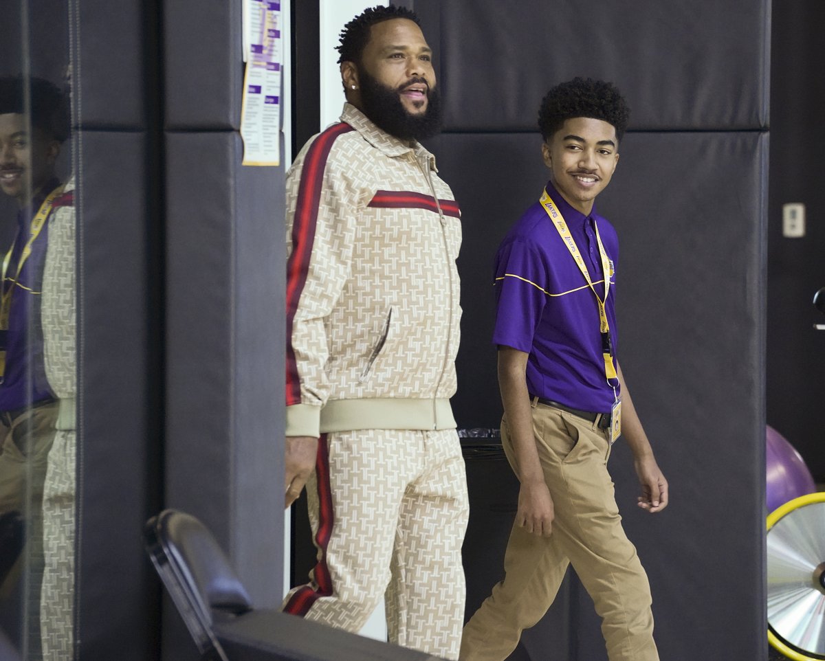 blackishabc's tweet photo. It's not a dream, Jack is hanging out with The Los Angeles @Lakers on a new #blackish Tuesday! 🤩🏀 @RajonRondo @DwightHoward @DeAndre @24Bazemore @KingBach https://t.co/jkCEg6cUY6