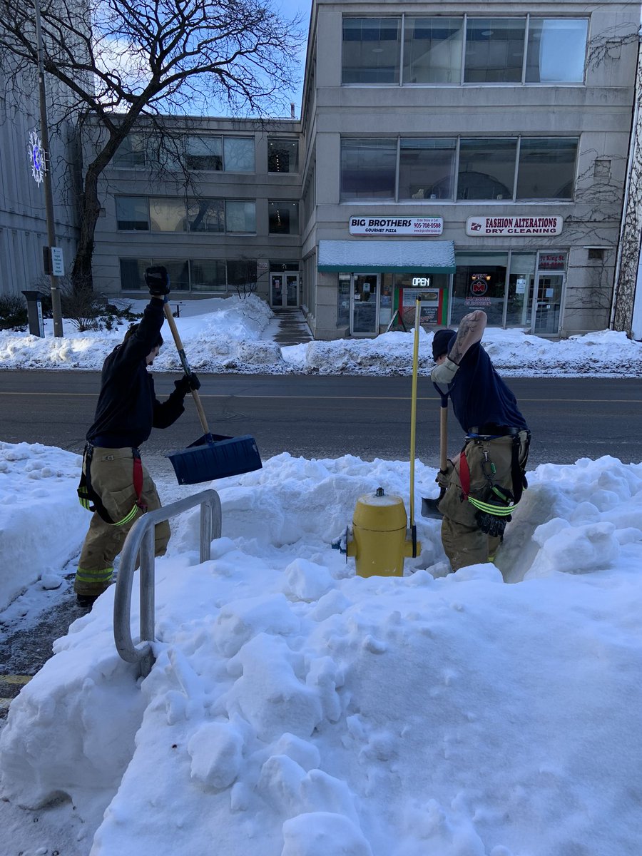 Is your nearby fire hydrant accessible? Here are our crews shovelling out one of the local hydrants. Be a #hydranthero
