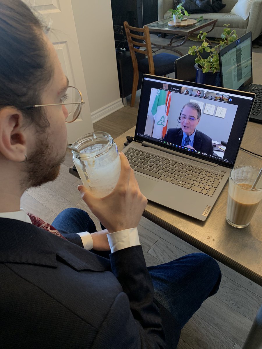 kennedyfio_mp's tweet photo. smoothies and speakers https://t.co/O1ayBrUb09