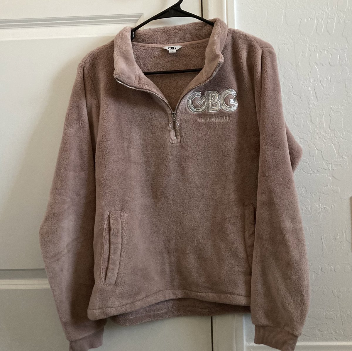 anaviaesthetics's tweet photo. 𝐇𝐀𝐋𝐅 𝐙𝐈𝐏 𝐆𝐁𝐆 𝐅𝐋𝐄𝐄𝐂𝐄 𝐉𝐀𝐂𝐊𝐄𝐓

$15.00 
(shipping not included)
Pick-up available 📦 
———————————————
Brand: GBG Los Angeles 
Size: Large
Color: light pink https://t.co/IK1E103J3A