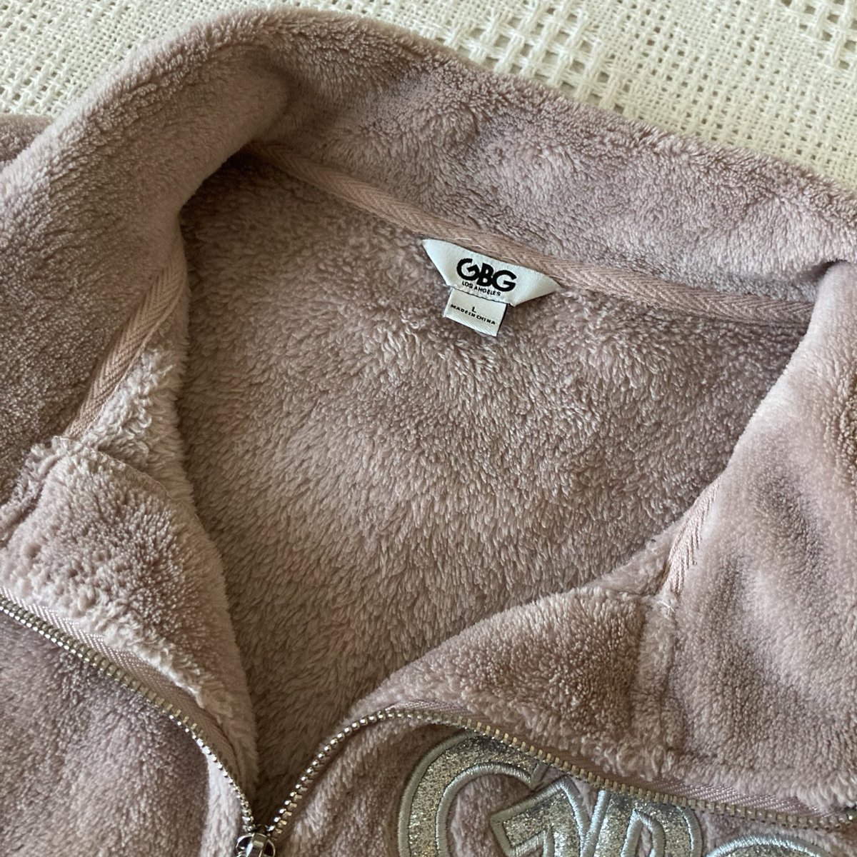 anaviaesthetics's tweet photo. 𝐇𝐀𝐋𝐅 𝐙𝐈𝐏 𝐆𝐁𝐆 𝐅𝐋𝐄𝐄𝐂𝐄 𝐉𝐀𝐂𝐊𝐄𝐓

$15.00 
(shipping not included)
Pick-up available 📦 
———————————————
Brand: GBG Los Angeles 
Size: Large
Color: light pink https://t.co/IK1E103J3A