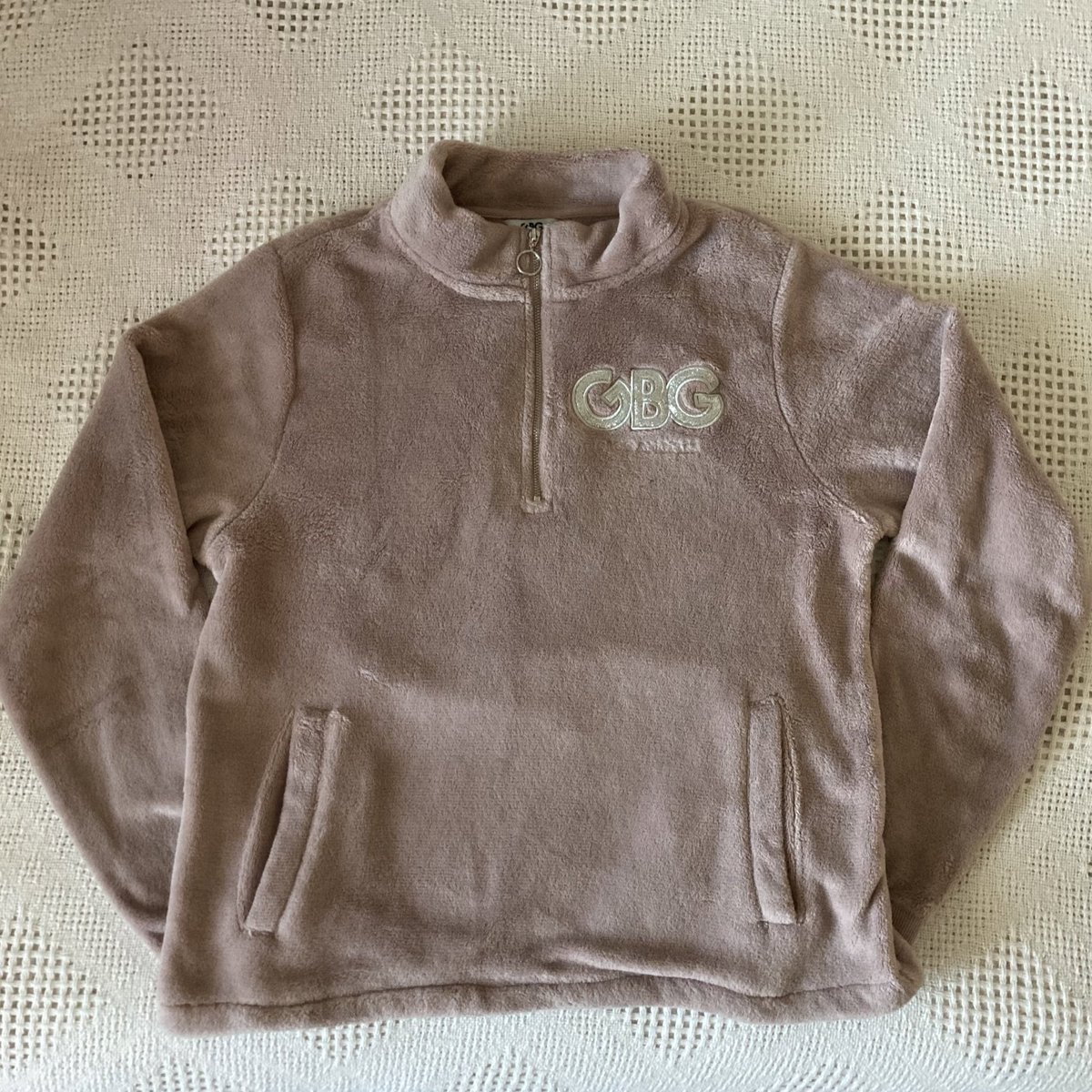 anaviaesthetics's tweet photo. 𝐇𝐀𝐋𝐅 𝐙𝐈𝐏 𝐆𝐁𝐆 𝐅𝐋𝐄𝐄𝐂𝐄 𝐉𝐀𝐂𝐊𝐄𝐓

$15.00 
(shipping not included)
Pick-up available 📦 
———————————————
Brand: GBG Los Angeles 
Size: Large
Color: light pink https://t.co/IK1E103J3A