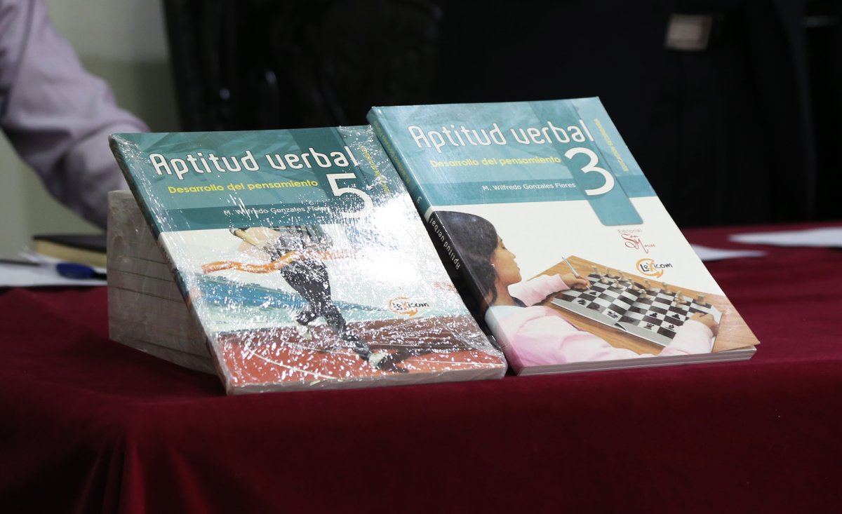 UNSCHoficial's tweet photo. 📖El rector de la #UNSCH, Dr. Antonio Jerí, en el marco del convenio con la editorial #SanMarcos, hizo el donativo de un lote de mil libros a la Municipalidad de #Cangallo y #Carapo.
Con el material bibliográfico se podrá implementar bibliotecas y escuelas. https://t.co/eouGXc2N66