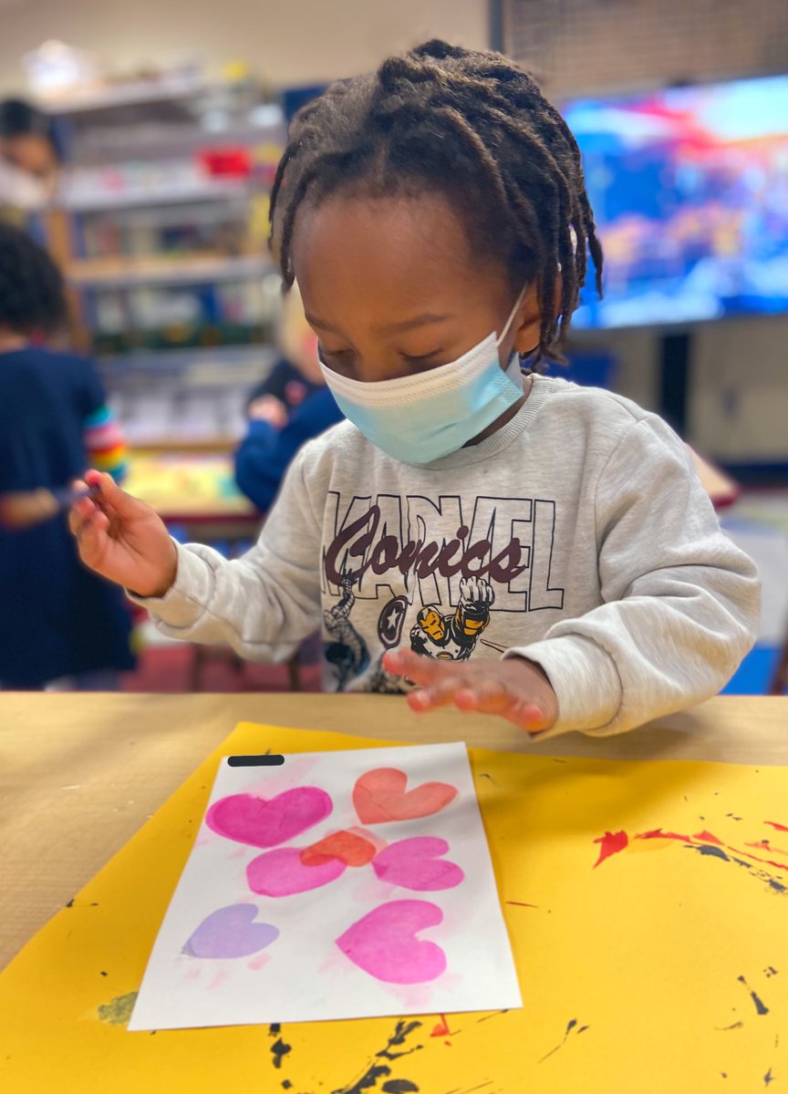 MakeSomeArt's tweet image. Early Learners practice their brush skills and they paint down tissue paper hearts. They experiment with overlapping and notice how the translucent colors affect each other. 
#TrinityLearns