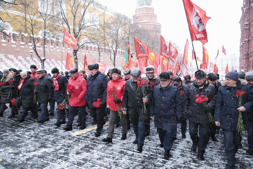 NOsadchiy's tweet photo. #Москва, Красная площадь, 21 января. В день памяти В.И.#Ленина - основателя Советского государства и Компартии, руководители #КПРФ, коммунисты-депутаты, активисты общественных организаций посетили #Мавзолей, установили венки и возложили цветs. https://t.co/BMGiN5VMZA