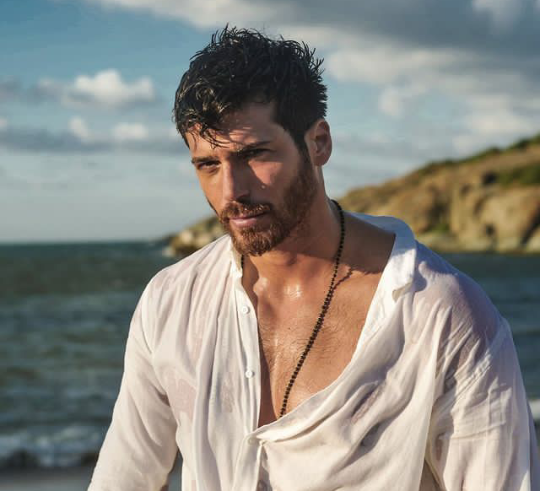 Y si nada nos libra de la muerte, al menos que el amor nos salve de la vida. 

#SexRol ──── #FreeRol