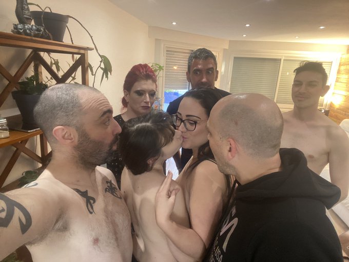 Encore un tournage chaud comme on aime avec une team de folie @MartyMLRoff @candice_marchal @MarchalStudio<a href="/tag/mlrgirls"class="tags"><span>#mlrgirls</span></a>