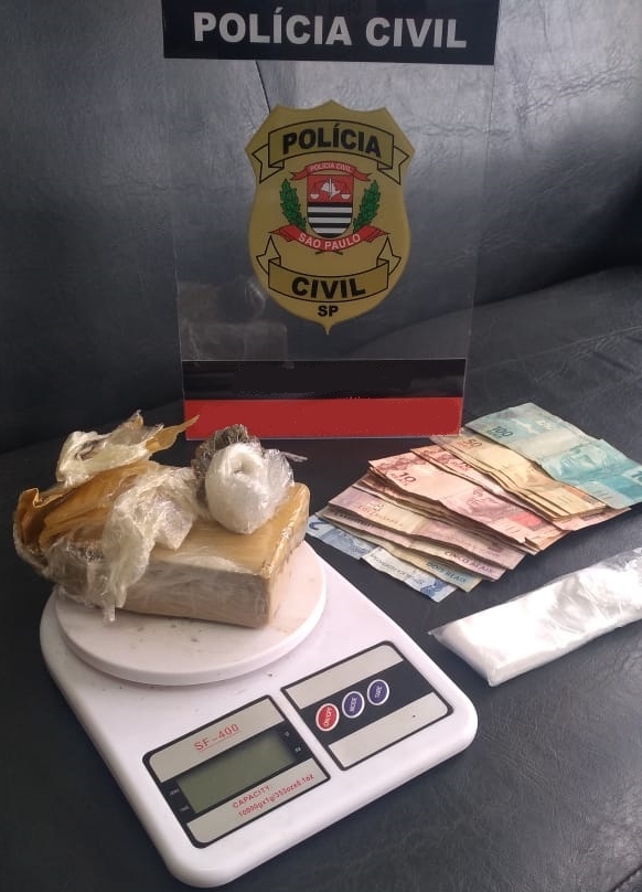 Policia_Civil's tweet photo. Homem que armazenava drogas em casa é preso em Botucatu
https://t.co/W7BwQNxsUU
#botucatu #deinter7 #policiacivilsp #policiajudiciaria #delegacia https://t.co/zWkEdKB6sc