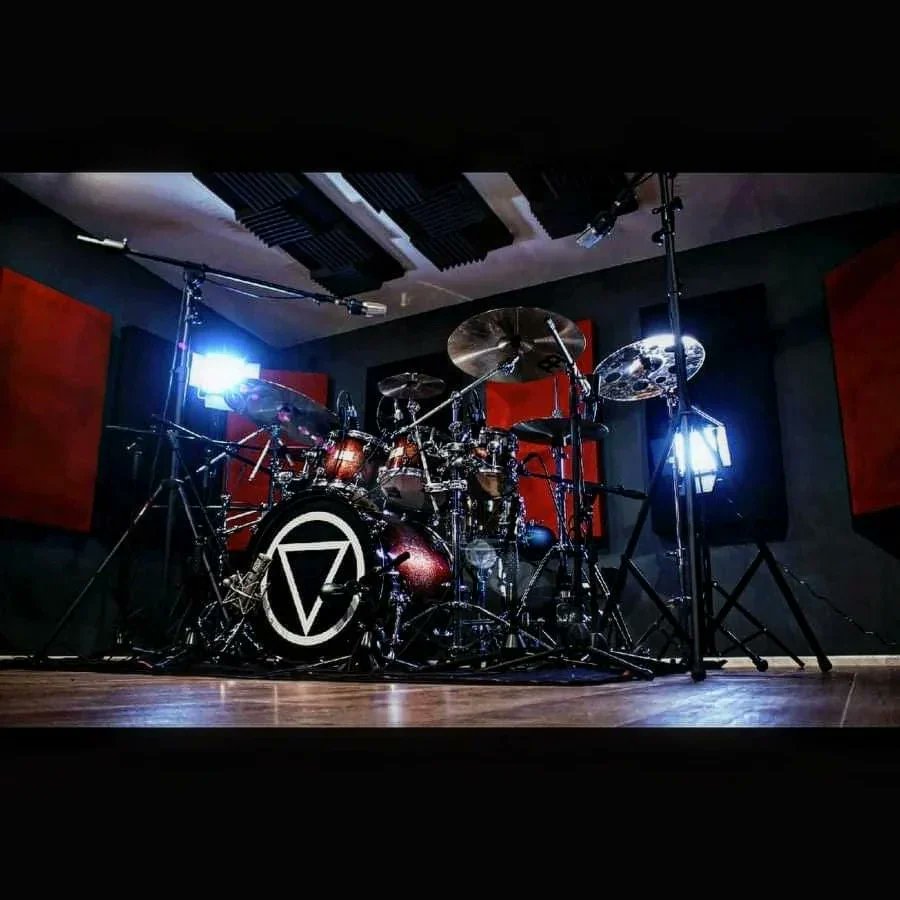 JamesKennedyUK's tweet photo. What d'ya think of @alecreesdrummer's sexy new bass drum skin of the Underdogs symbol?!?! Getting ready to give these bad boys a serious pounding on stage with the Underdogs soon - watch this space! 😈🤟✊ https://t.co/gWmTgYDTHB